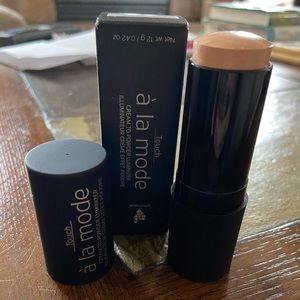 Younique Stick Highlighter- Benevolent (NIB)